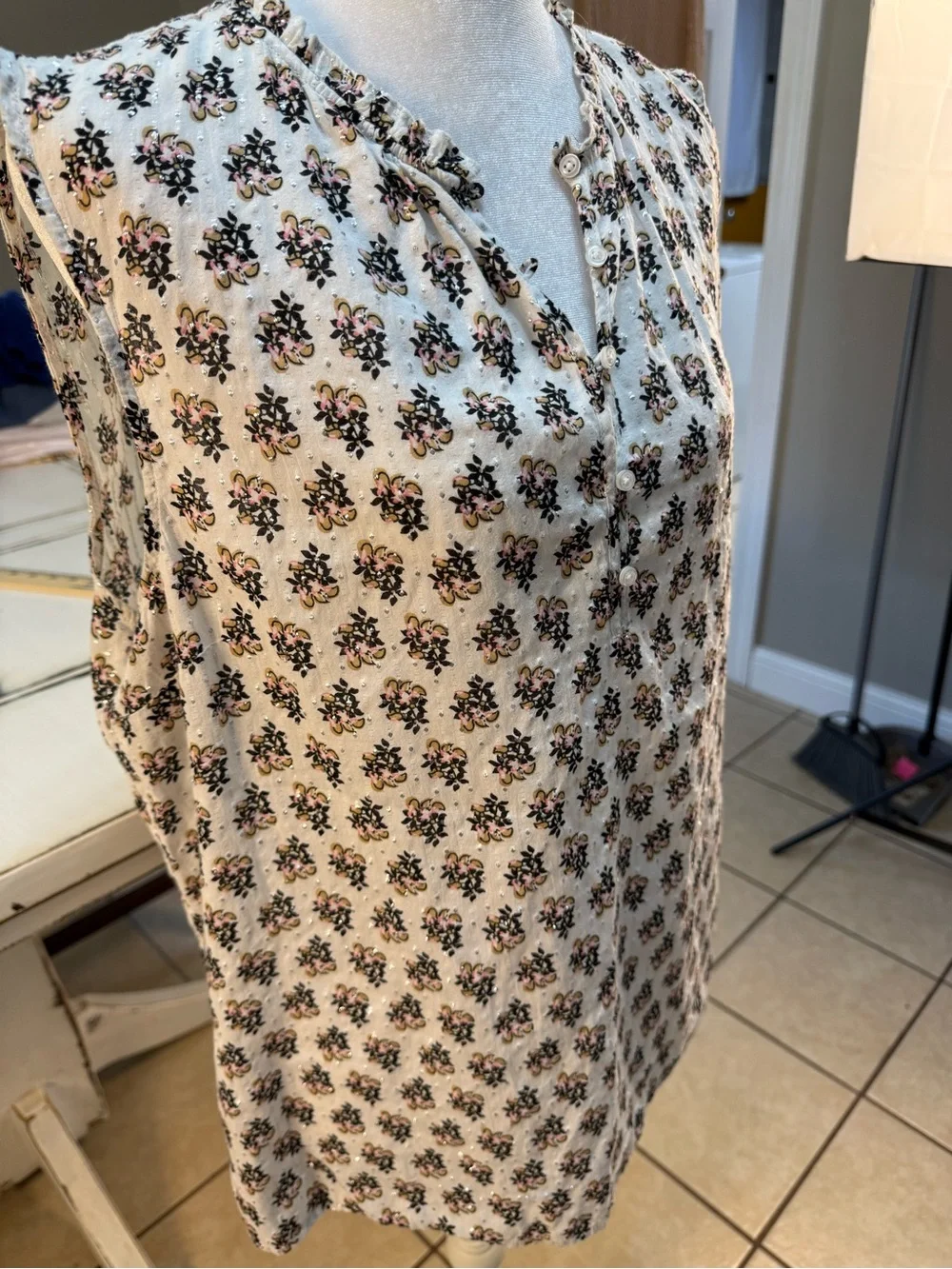 Talbots XL floral metallic-thread sleeveless blouse, Size XL - Picture 4 of 12